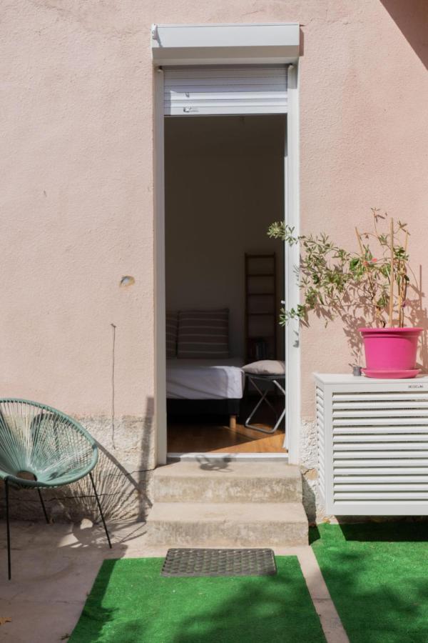 Le Petit Nid Des Chutes Lavies Hotel Marseille Exterior photo